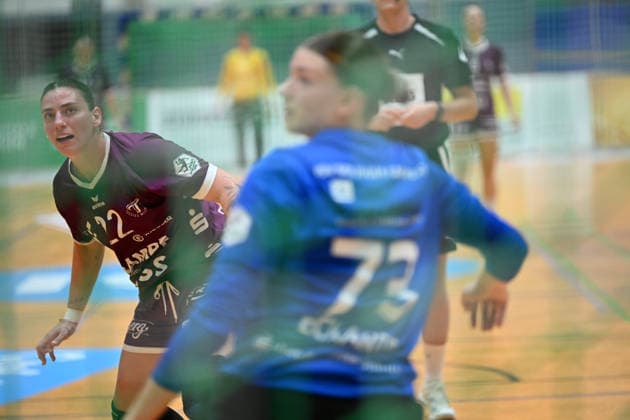 September 30, 2026, GER, Handball, Women, DHB Cup, 2026–2027 Season, Matchday 2, HSV Solingen Gräfrath 76 vs. TuS Metzingen. Liv Stine Eckardt, goalkeeper for HSV Solingen Gräfrath 73, saves a crucial 7-meter throw by Gabriela Bitolo of TuS Metzingen 22; the ball does not go into the goal. Solingen Klingenhalle, North Rhine-Westphalia, Germany Copyright: xNordphoto Meuterx