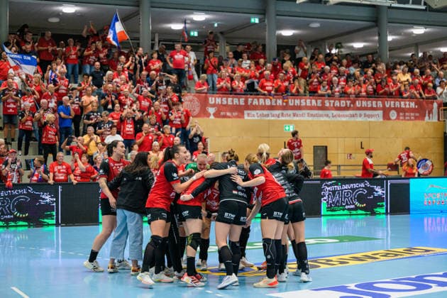 The Thuringer HC players celebrate together, with the Red Wall in the background—the fans of Thuringer HC GER. Thuringer HC vs. HSG Blomberg Lippe, handball, DHB Cup, 2026–2027 season, 2nd Round, Wednesday, 7:00 p.m., September 30, 2026, GER, Thuringer HC vs. HSG Blomberg Lippe, Handball, DHB Cup, 2026–2027 season, Round 2, Wednesday, 7:00 p.m., September 30, 2026, Bad Langensalza Copyright: xMartinxHerbstx