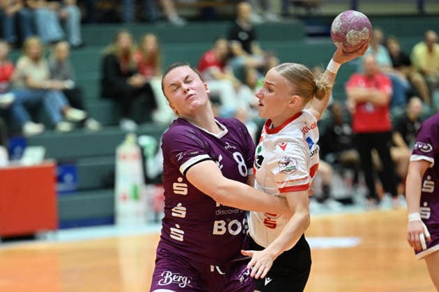 September 30, 2026, GER, Handball, Women, DHB Cup, 2026–2027 Season, Matchday 2, HSV Solingen Gräfrath 76 vs. TuS Metzingen, Maira Völker (Voelker) of HSV Solingen Gräfrath 22, in a one-on-one battle against Ida Petzold of TuS Metzingen 8, Solingen Klingenhalle, NRW, Germany Copyright: xNordphoto Meuterx
