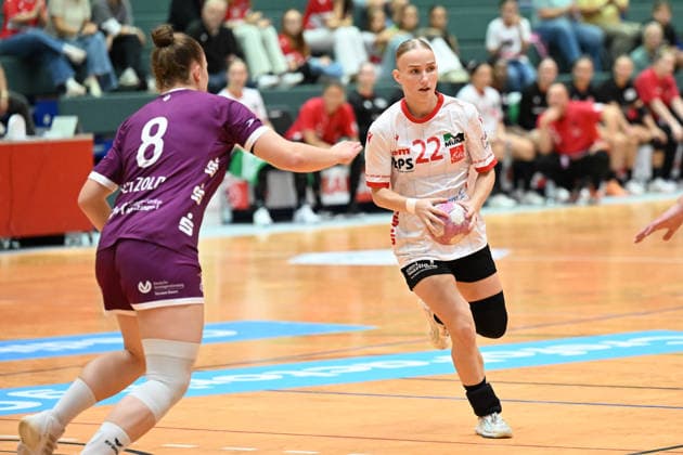 September 30, 2026, GER, Handball, Women, DHB Cup, 2026–2027 Season, Matchday 2, HSV Solingen Gräfrath 76 vs. TuS Metzingen, Maira Völker (Voelker) of HSV Solingen Gräfrath 22, in a one-on-one battle against Ida Petzold of TuS Metzingen 8, Solingen Klingenhalle, North Rhine-Westphalia, Germany Copyright: xNordphoto Meuterx