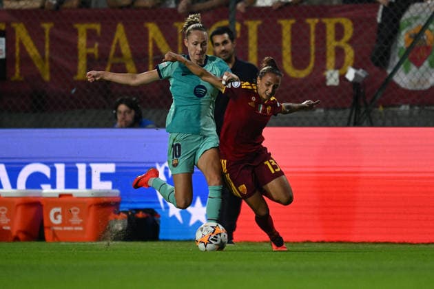 IPA89155934 - Caroline Graham Hansen of F.C. Barcelona and Elisabetta Oliviero of A.S. Roma Femminile are in action during Matchday 2 of the 2026 27 UEFA Women s Champions League group stage, a soccer match between A.S. Roma and FC Barcelona, Barca at the Tre Fontane Stadium on September 30, 2026, in Rome, Italy.  Copyright: xDomenicoxCippitelli IPAxSportx xx IPA89155934