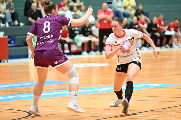 September 30, 2026, GER, Handball, Women, DHB Cup, 2026–2027 Season, Matchday 2, HSV Solingen Gräfrath 76 vs. TuS Metzingen Vanessa Brandt HSV Solingen Gräfrath 77, in a one-on-one battle against Ida Petzold TuS Metzingen 8, Solingen Klingenhalle, North Rhine-Westphalia, Germany Copyright: xNordphoto Meuterx