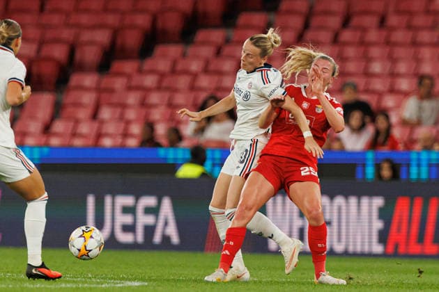 Chandra Davidson and Franziska Kett seen during UEFA Women™s League game between teams of SL Benfica and Fc Bayern Munchen (Luis Loureiro Ball Raw Images) Lisboa Estadio da Luz Portugal Copyright: xLuisxLoureirox lloureiroSlbwBayernW-3181