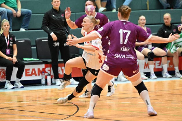 September 30, 2026, GER, Handball, Women, DHB Cup, 2026–2027 Season, Matchday 2, HSV Solingen Gräfrath 76 vs. TuS Metzingen Maira Völker (Voelker) HSV Solingen Gräfrath 22, in a one-on-one battle against Charlotte Kähr (Kaehr) TuS Metzingen 17, Solingen Klingenhalle, North Rhine-Westphalia, Germany Copyright: xNordphoto Meuterx