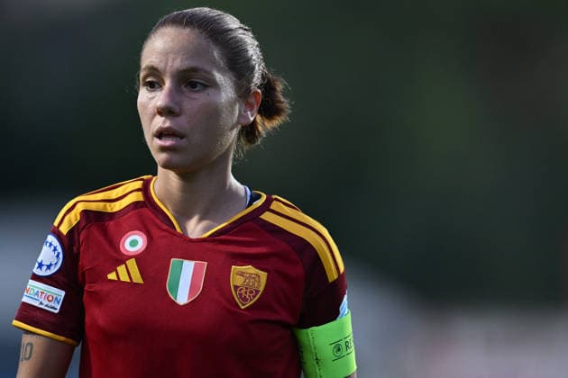 IPA89155948 - Manuela Giugliano of A.S. Roma Femminile is in action during Matchday 2 of the 2026 27 UEFA Women s Champions League group stage, a soccer match between A.S. Roma and FC Barcelona, Barca at Tre Fontane Stadium on September 30, 2026, in Rome, Italy. Copyright: xDomenicoxCippitelli IPAxSportx xx IPA89155948