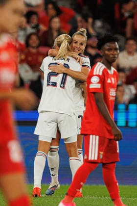 Pernille Harder celebrating after goal with team seen during UEFA Women™s League game between teams of SL Benfica and Fc Bayern Munchen (Luis Loureiro Ball Raw Images) Lisboa Estadio da Luz Portugal Copyright: xLuisxLoureirox lloureiroSlbwBayernW-3868