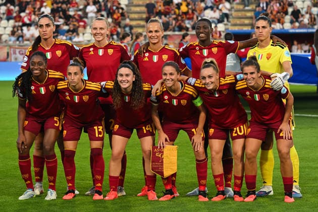 Soccer, Woman champions league 2026-2027 , AS Roma Women v Barcelona woman Roma Woman team players pose for a group photo during the Women™s Champions League match between Roma Women v Barcelona woman at Tre Fontane stadium in Rome, Italy, September 30th, 2026 Imago-Images Emmefoto Copyright: xImago-Images Emmefotox