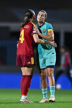 IPA89157781 - Winonah Heatley of A.S. Roma Femminile and Patri Guijarro of F.C. Barcelona at the end of Matchday 2 of the 2026 27 UEFA Women s Champions League group stage, a soccer match played between A.S. Roma and F.C. Barcelona at the Tre Fontane Stadium on September 30, 2026, in Rome, Italy.  Copyright: xDomenicoxCippitelli IPAxSportx xx IPA89157781