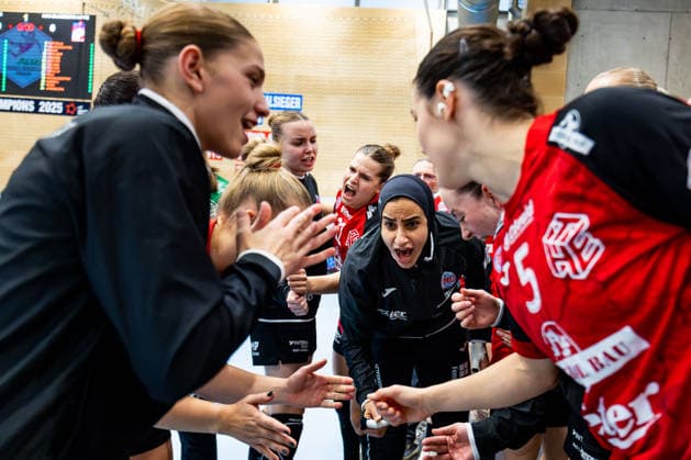 September 30, 2026, GER, Handball, Women, 2026–2027 Season, DHB Cup, Round 2 (Round of 16), Thüringer HC vs. HSG Blomberg Lippe, Maie Gomma (Thüringer HC), 1, together with her teammates, motivating them, 99947 Bad Langensalza, Salza, Halle, Sporthalle Mehrz, Thuringia, Germany