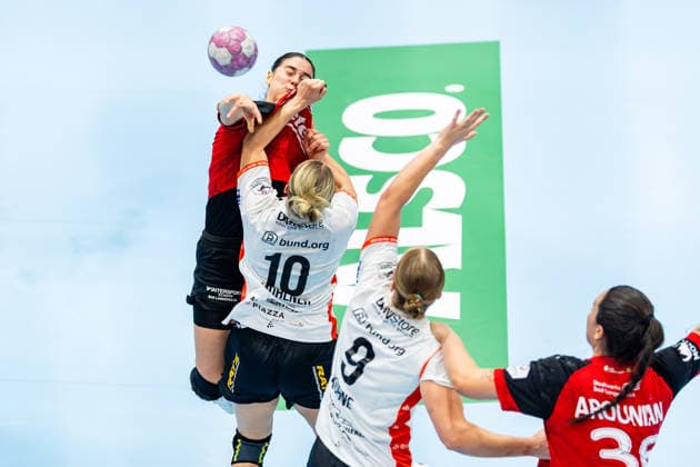 September 30, 2026, GER, Handball, Women, 2026–2027 Season, DHB Cup, Round 2 (Round of 16), Thuringer HC vs. HSG Blomberg Lippe; Luca Csikos (Thuringer HC, 5), Maxi Muehlner (HSG Blomberg Lippe); 99947 Bad Langensalza, Salza Hall, Mehrz Sports Hall, Thuringia, Germany