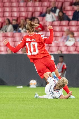 LISBON, PORTUGAL - SEPTEMBER 30: Linda Dallmann of Bayern Munich tackles Caroline Møller during UWCL match between SL Benfica and FC Bayern Munich at Estádio da Luz on September 30, 2026 in Lisbon, Portugal. Copyright: xCatiaxSilvax Sportspressphoto_SPR243169