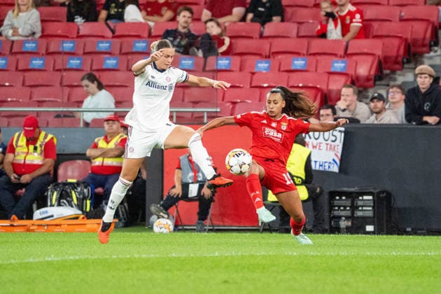 LISBON, PORTUGAL - SEPTEMBER 30: Klara Bühl of Bayern and Catarina Amado of Benfica disputing the ball during UWCL match between SL Benfica and FC Bayern Munich at Estádio da Luz on September 30, 2026 in Lisbon, Portugal. Copyright: xCatiaxSilvax Sportspressphoto_SPR243170