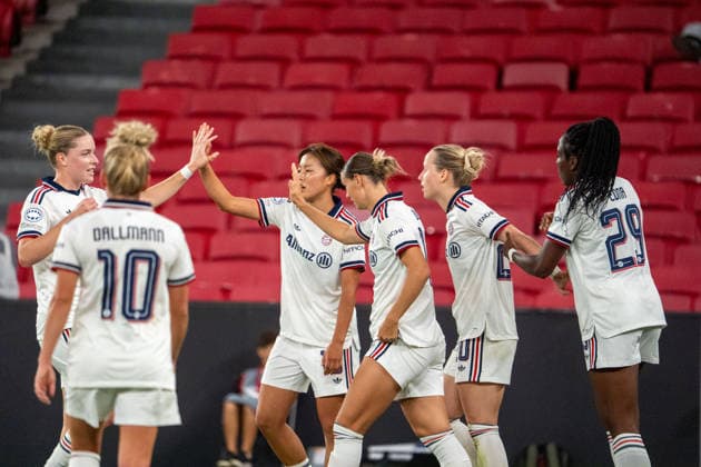 LISBON, PORTUGAL - SEPTEMBER 30: Bayern Munich players celebrating the Franziska Kett goal during UWCL match between SL Benfica and FC Bayern Munich at Estádio da Luz on September 30, 2026 in Lisbon, Portugal. Copyright: xCatiaxSilvax Sportspressphoto_SPR243172