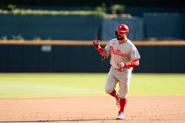Kyle Schwarber 12 of the Philadelphia Phillies running the bases and celebrating in the eighth inning against the Atlanta Braves in game two of the MLB, Baseball Herren, USA National League Wild Card round at Truist Park on Wednesday, September 30, 2026 in Atlanta, Georgia.  ATL20260930122 STEVENxBURROUGHS