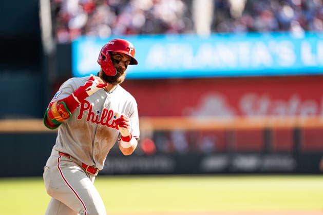 Bryce Harper 3 of the Philadelphia Phillies hits a home run and celebrates in the eighth inning against the Atlanta Braves in game two of the MLB, Baseball Herren, USA National League Wild Card round at Truist Park on Wednesday, September 30, 2026 in Atlanta, Georgia.  ATL20260930126 STEVENxBURROUGHS