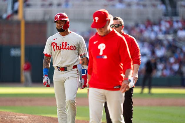 Edmundo Sosa 33 of the Philadelphia Phillies walks off the field with an injury in the eighth inning against the Atlanta Braves in game two of the MLB, Baseball Herren, USA National League Wild Card round at Truist Park on Wednesday, September 30, 2026 in Atlanta, Georgia.  ATL20260930129 STEVENxBURROUGHS