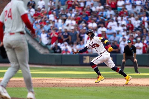 Mauricio Dubón 14 of the Atlanta Braves running the bases after a hit in the ninth inning against the Philadelphia Phillies in game two of the MLB, Baseball Herren, USA National League Wild Card round at Truist Park on Wednesday, September 30, 2026 in Atlanta, Georgia.  ATL20260930142 STEVENxBURROUGHS