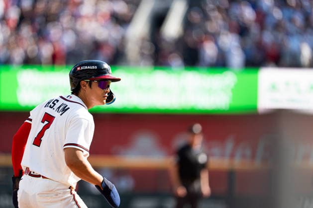 Ha-Seong Kim 7 of the Atlanta Braves running bases in the seventh inning against the Philadelphia Phillies in game two of the MLB, Baseball Herren, USA National League Wild Card round at Truist Park on Wednesday, September 30, 2026 in Atlanta, Georgia.  ATL20260930114 STEVENxBURROUGHS