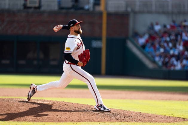 Dylan Lee 52 of the Atlanta Braves throws a pitch in the eighth inning against the Philadelphia Phillies in game two of the MLB, Baseball Herren, USA National League Wild Card round at Truist Park on Wednesday, September 30, 2026 in Atlanta, Georgia.  ATL20260930119 STEVENxBURROUGHS
