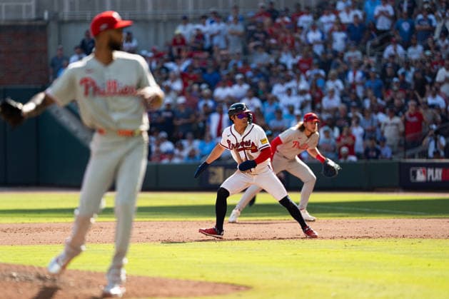 Ha-Seong Kim 7 of the Atlanta Braves running bases in the seventh inning against the Philadelphia Phillies in game two of the MLB, Baseball Herren, USA National League Wild Card round at Truist Park on Wednesday, September 30, 2026 in Atlanta, Georgia.  ATL20260930112 STEVENxBURROUGHS