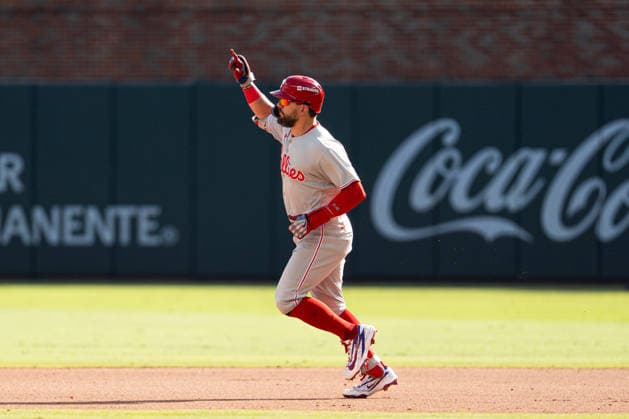 Kyle Schwarber 12 of the Philadelphia Phillies running the bases and celebrating in the eighth inning against the Atlanta Braves in game two of the MLB, Baseball Herren, USA National League Wild Card round at Truist Park on Wednesday, September 30, 2026 in Atlanta, Georgia.  ATL20260930121 STEVENxBURROUGHS