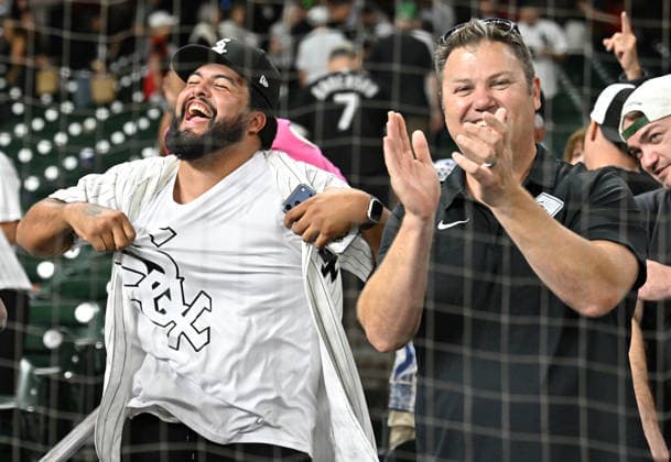 Chicago White Sox fans celebrate after the White Sox defeated the Houston Astros 7-3 to win their MLB, Baseball Herren, USA American League Wild Card series at Daikin Park in Houston, Texas, on Wednesday, September 30, 2026. The White Sox advance to play the Cleveland Guardians in the American League Division Series. HOU20260930750 MARIAxLYSAKER