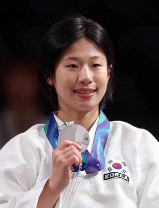 S. Korea s Jang Se-yun wins silver in judo at Asian Games S. Korea s Jang Se-yun wins silver in judo at Asian Games Jang Se-yun poses with her silver medal won in the women s -52-kilogram judo event at the Aichi-Nagoya Asian Games at Aichi International Arena in Nagoya, central Japan, on Sept. 30, 2026. (Yonhap) 2026-10-01 07:10:03 <Copyright ¨Ï 1980-2026 YONHAPNEWS AGENCY. .> ÀÏº» ÀÏº» EDITORIAL USE ONLY  Copyright: xx Korea s ???x 0868269586st
