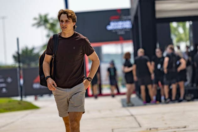 RECORD DATE NOT STATED 1st October 2026; Sepang IC, Kuala Lumpur, Malaysia; Formula 1, Bahrain Grand Prix, Arrival Day; Oscar Piastri (81) of Australia and McLaren Mastercard F1 Team arriving at the Bahrain Grand Prix StephenxBlackberry