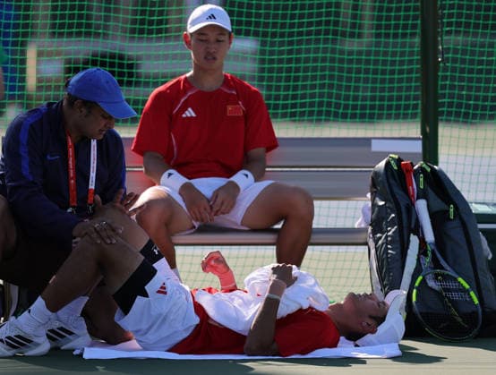 (261001) -- NAGOYA, Oct. 1, 2026 -- Jiang Fumin (top R) Zhang Tianhui (bottom) of China rest during the men s doubles semifinals of tennis against Kusuhara Yusuke Nakagawa Shunsuke of Japan at the 20th Asian Games Aichi-Nagoya 2026 in Nagoya, Japan, Oct. 1, 2026. ) (SP)JAPAN-NAGOYA-ASIAN GAMES-TENNIS-MEN S DOUBLES LixBo 