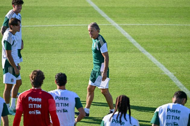 SOCCER - UEFA Nations League - TEAM ITALY - TRAINING Photo by IPA ABACAPRESS.COM89168988 - Italy s head coach, Roberto Mancini, with Italian players during TEAM ITALY - TRAINING, a UEFA Nations League soccer match in Florence, Italy, on September 30, 2026 Florence Italy Copyright: xIPAxSport ABACAx