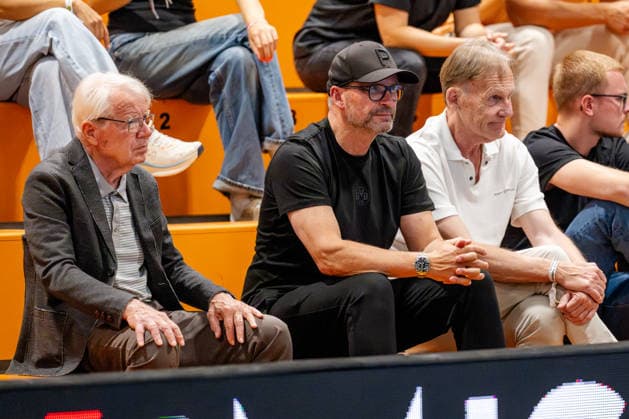 Dortmund, September 30, 2026, Handball, Women’s, DHB Cup, 2nd Round, BVB Borussia Dortmund vs. SV Union Halle Neustadt. Before the game at the Wellinghofen Sports Hall, guests (from left to right): BVB Honorary President Reinhard Rauball, Head of the Handball Department Rupert Thiele, and BVB President Aki Watzke