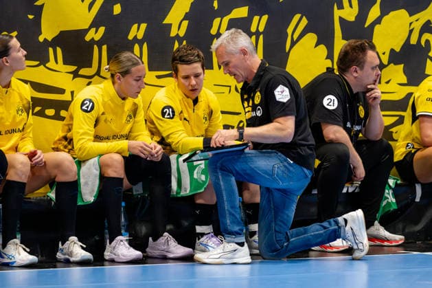 Dortmund, September 30, 2026, Handball, Women s, DHB Cup, 2nd Round, BVB Borussia Dortmund vs. SV Union Halle Neustadt; Kay Rothenpieler, BVB coach, gives instructions to Dana Bleckmann (BVB, 66) and Alina Grijseels (BVB, 4)