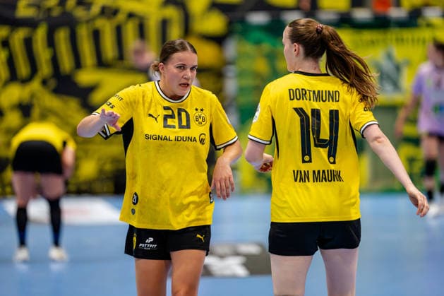 Dortmund, September 30, 2026, Handball, Women s, DHB Cup, 2nd Round, BVB Borussia Dortmund vs. SV Union Halle Neustadt; Merel Freriks (BVB, 20) talking with Alieke van Maurik (BVB, 14) during the game