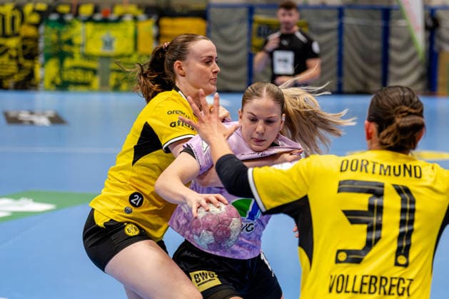 Dortmund, September 30, 2026, Handball, Women s, DHB Cup, 2nd Round, BVB Borussia Dortmund vs. SV Union Halle Neustadt, Alieke van Maurik (BVB), No. 14, in a duel with Viktoria Marksteiner (SV Union Halle Neustadt), No. 10