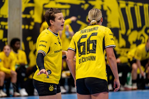 Dortmund, September 30, 2026, Handball, Women s, DHB Cup, 2nd Round, BVB Borussia Dortmund vs. SV Union Halle Neustadt, Alina Grijseels (BVB), 4, talking with Dana Bleckmann (BVB), 66, during the game