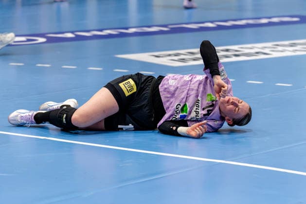 Dortmund, September 30, 2026, Handball, Women s, DHB Cup, 2nd Round, BVB Borussia Dortmund vs. SV Union Halle Neustadt; Tina Wagenlader of SV Union Halle Neustadt, No. 14, lies on the floor in pain
