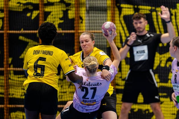 Dortmund, September 30, 2026, Handball, Women s, DHB Cup, 2nd Round, BVB Borussia Dortmund vs. SV Union Halle Neustadt, Lisa Antl (BVB, No. 9) in a one-on-one battle with Lynn Holtman (SV Union Halle Neustadt, No. 27)