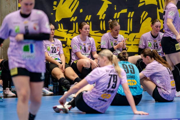 Dortmund, September 30, 2026, Handball, Women s, DHB Cup, 2nd Round, BVB Borussia Dortmund vs. SV Union Halle Neustadt. Disappointed faces among the Halle players after the game.