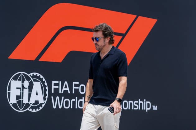F1 2026: (Paddock) Bahrain Grand Prix in Malaysia, Kuala Lumpur 01 Oct 2026 Fernando Alonso (ESP) (Aston Martin Aramco F1 Team) in the paddock of the Formula 1 Bahrain Grand Prix In Malaysia 2026 at the Sepang International Circuit. Kuala Lumpur Malaysia Copyright: xLucaxMartinix xSOPAxImagesx Luca-Martini-1455298