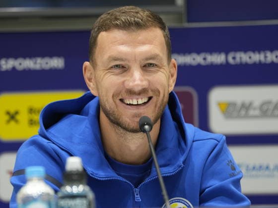 SARAJEVO, BOSNIA AND HERZEGOVINA PK 20261001 Bosnia and Herzegovina s Edin Džeko, who will play his final international match against Sweden, during Thursday’s press conference in Sarajevo ahead of Friday’s Nations League match against Sweden in Zenica SARAJEVO BOSNIA AND HERZEGOVINA x10030x Copyright: xJonasxEkströmer TTx BOSNIA-HERZEGOVINA PK