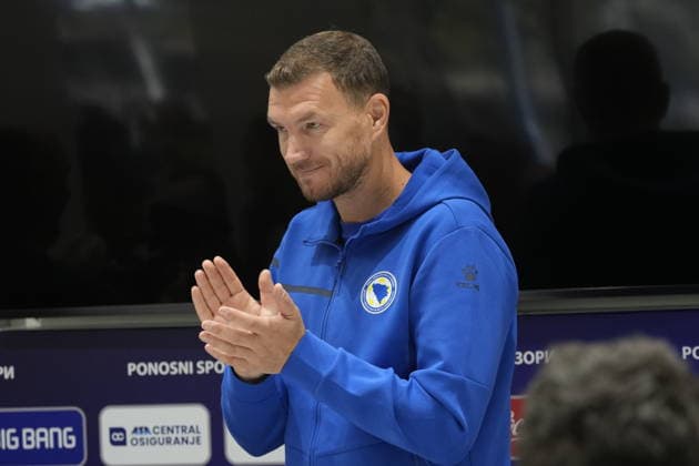 SARAJEVO, BOSNIA AND HERZEGOVINA PK 20261001 Bosnia and Herzegovina s Edin Džeko, who will play his final international match against Sweden, during Thursday’s press conference in Sarajevo ahead of Friday’s Nations League match against Sweden in Zenica SARAJEVO BOSNIA AND HERZEGOVINA x10030x Copyright: xJonasxEkströmer TTx BOSNIA-HERZEGOVINA PK