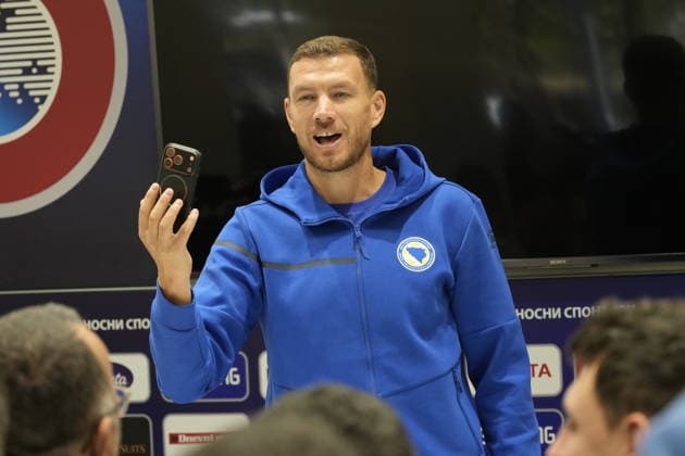 SARAJEVO, BOSNIA AND HERZEGOVINA PK 20261001 Bosnia and Herzegovina s Edin Džeko, who will play his final international match against Sweden, during Thursday’s press conference in Sarajevo ahead of Friday’s Nations League match against Sweden in Zenica SARAJEVO BOSNIA AND HERZEGOVINA x10030x  Copyright: xJonasxEkströmer TTx BOSNIA-HERZEGOVINA PK