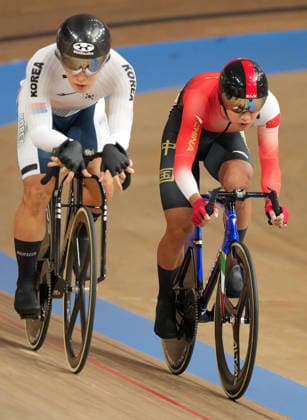 (261001) -- IZU, Oct. 1, 2026 -- Wu Junjie (R) of China competes during the men s omnium elimination race of cycling track at the 20th Asian Games Aichi-Nagoya 2026 in Izu of Shizuoka Prefecture, Japan, Oct. 1, 2026. ) (SP)JAPAN-IZU-ASIAN GAMES-CYCLING TRACK-MEN S OMNIUM ZhouxMi 