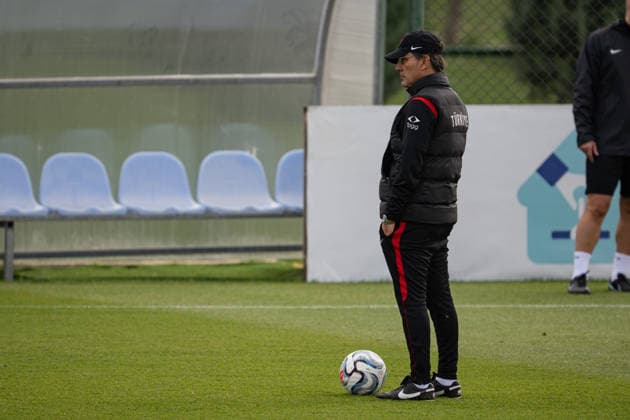 Turkiye complete preparations for UEFA Nations League match against Belgium ISTANBUL, TURKIYE - OCTOBER 1: Vincenzo Montella, head coach of Turkiye follows the training session as Turkish national football players take part in the last training session for their third UEFA Nations League Group A match against Belgium, in Istanbul, Turkiye on October 1, 2026. Celal Gunes Anadolu Istanbul Turkey. Editorial use only. Please get in touch for any other usage.  Copyright: x2026xAnadoluxCelalxGunesx