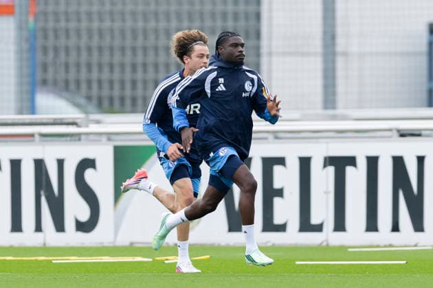 October 1, 2026, Soccer, FC Schalke 04 practice, featuring Mika Khadr (FC Schalke 04), Junior Dina Ebimbe (FC Schalke 04), Gelsenkirchen, FC Schalke 04 training facility, North Rhine-Westphalia, Germany, xRHR PHOTO YYx Copyright: RHR-FOTOx RHR-FOTO YY