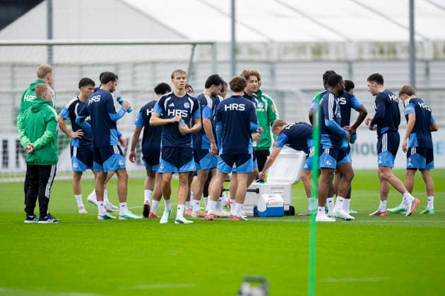 October 1, 2026, Soccer, FC Schalke 04 practice. Water break for the S04 players. Gelsenkirchen, FC Schalke 04 training facility, North Rhine-Westphalia, Germany. xRHR PHOTO YYx Copyright: RHR-FOTOx RHR-FOTO YY
