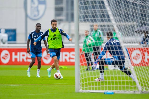 October 1, 2026, Soccer, FC Schalke 04 training session featuring Junior Dina Ebimbe (FC Schalke 04), Kenan Karaman (FC Schalke 04), and goalkeeper Kevin Müller (FC Schalke 04) at the FC Schalke 04 training facility in Gelsenkirchen, North Rhine-Westphalia, Germany xRHR PHOTO YYx Copyright: RHR-FOTOx RHR-FOTO YY
