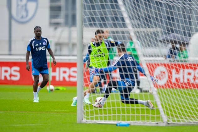 October 1, 2026, Soccer, FC Schalke 04 training session featuring Junior Dina Ebimbe (FC Schalke 04), Kenan Karaman (FC Schalke 04), and goalkeeper Kevin Müller (FC Schalke 04) at the FC Schalke 04 training facility in Gelsenkirchen, North Rhine-Westphalia, Germany xRHR PHOTO YYx Copyright: RHR-FOTOx RHR-FOTO YY