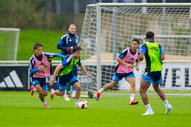 October 1, 2026, Soccer, FC Schalke 04 training session featuring Wesley Krattenmacher (FC Schalke 04 U23), Adrian Gantenbein (FC Schalke 04), and Aymen Gulasi (FC Schalke 04) at the FC Schalke 04 training facility in Gelsenkirchen, North Rhine-Westphalia, Germany xRHR PHOTO YYx Copyright: RHR-FOTOx RHR-FOTO YY