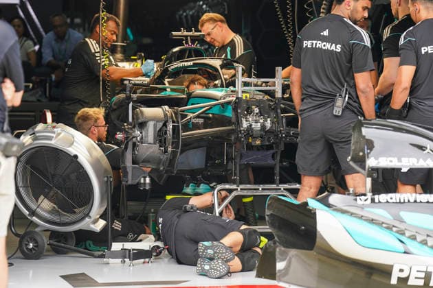 FORMULA 1 BAHRAIN GRAND PRIX IN MALAYSIA 2026 Mercedes Mechanics work on the car of George Russell (GBR) 63 Mercedes during the Formula 1 Gulf Air Bahrain Grand Prix in Malaysia 2026, Round 16 of the 2026 Formula 1 World Championship, WM, Weltmeisterschaft from 2nd - 4th October 2026 at Sepang International Circuit, Sepang, Malaysia. Credit: Robbie Hoad Every Second Media Editorial use only. All images are copyright Every Second Media Limited. No images may be reproduced without prior permission. Copyright: xIMAGO EveryxSecondxMediax ESM-2195-0054 RobbiexHoadx xEveryxSecondxMediax